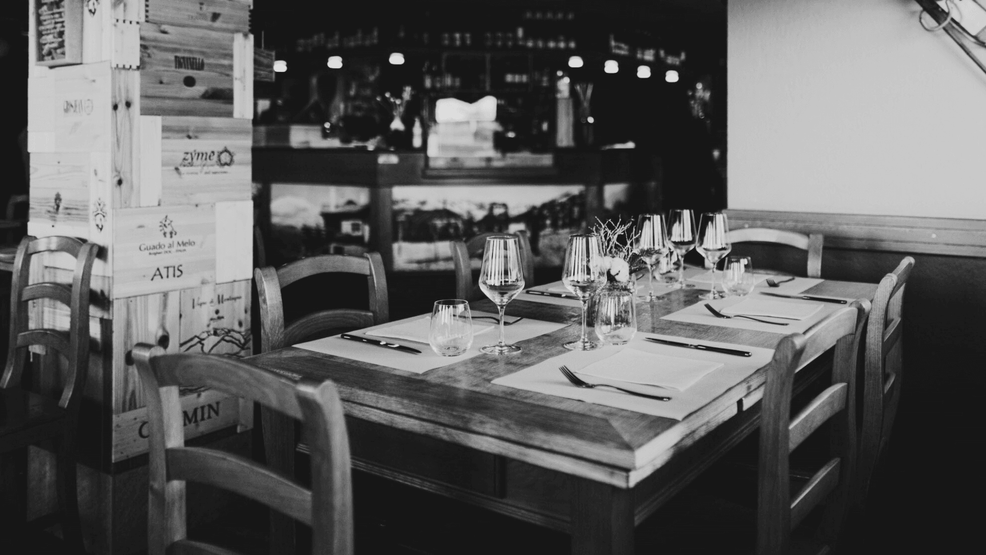 Tavoli apparecchiati con calici nella sala del ristorante