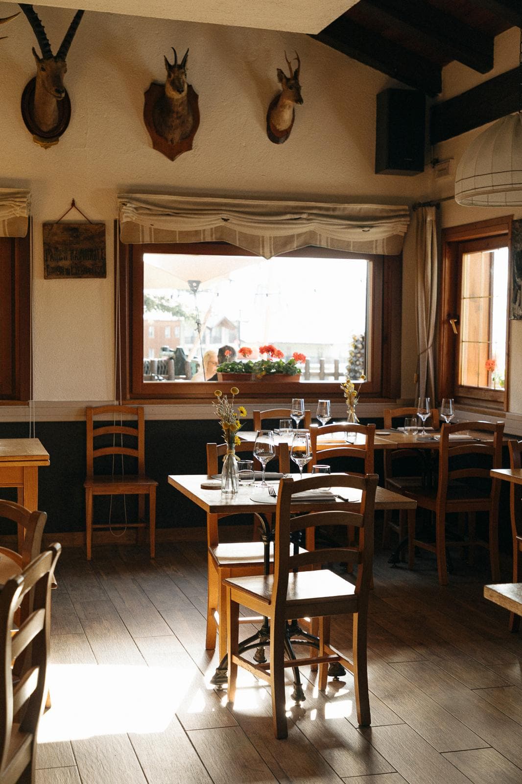 The Lo Yeti dining room