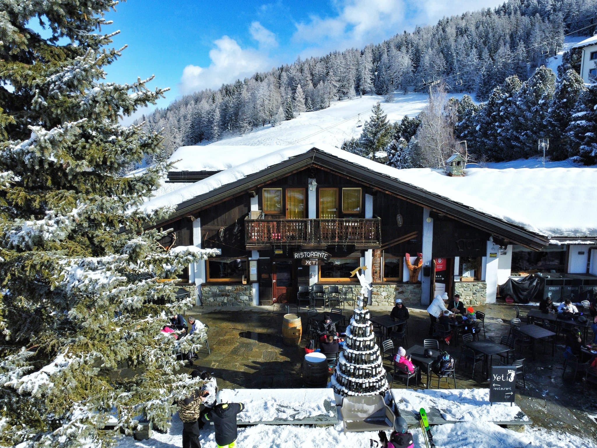 Lo Yeti in winter: the snow-covered chalet and its terrace on the slopes